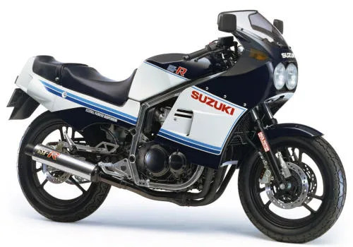 Foto de perfil del 400 GSX-R 1984 en color blanco / negro.
