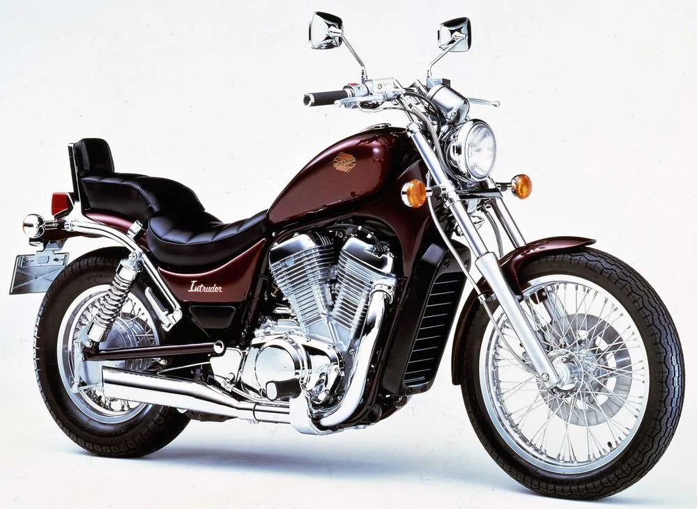 Une moto Suzuki VS 750 Intruder