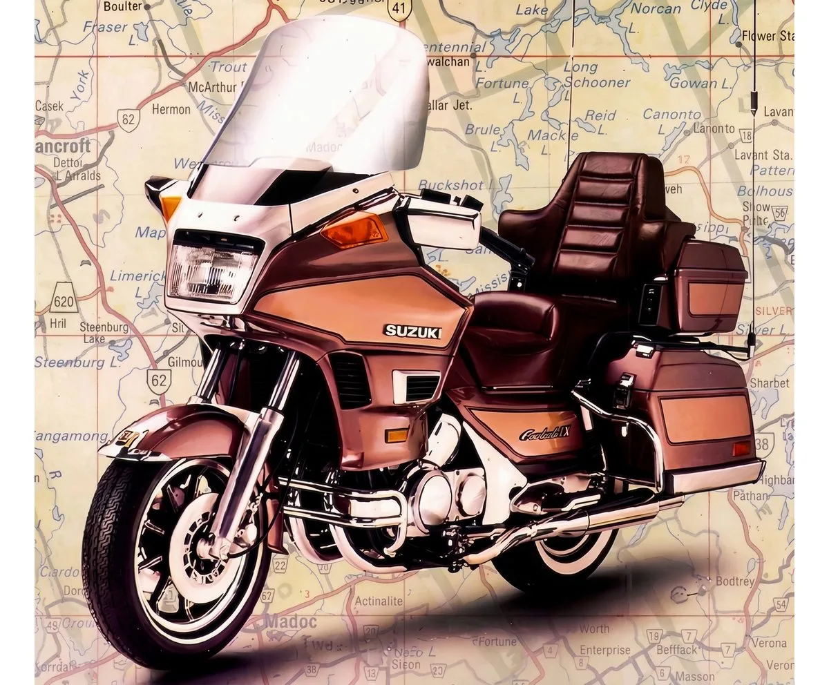 Une moto Suzuki GV 1400 Cavalcade beige devant une carte routière.