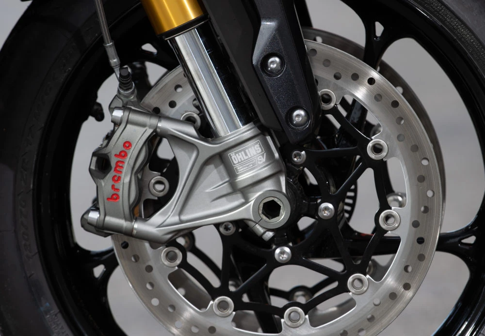 Essai Triumph 1200 Speed Triple RS - freins Brembo et fourche Öhlins