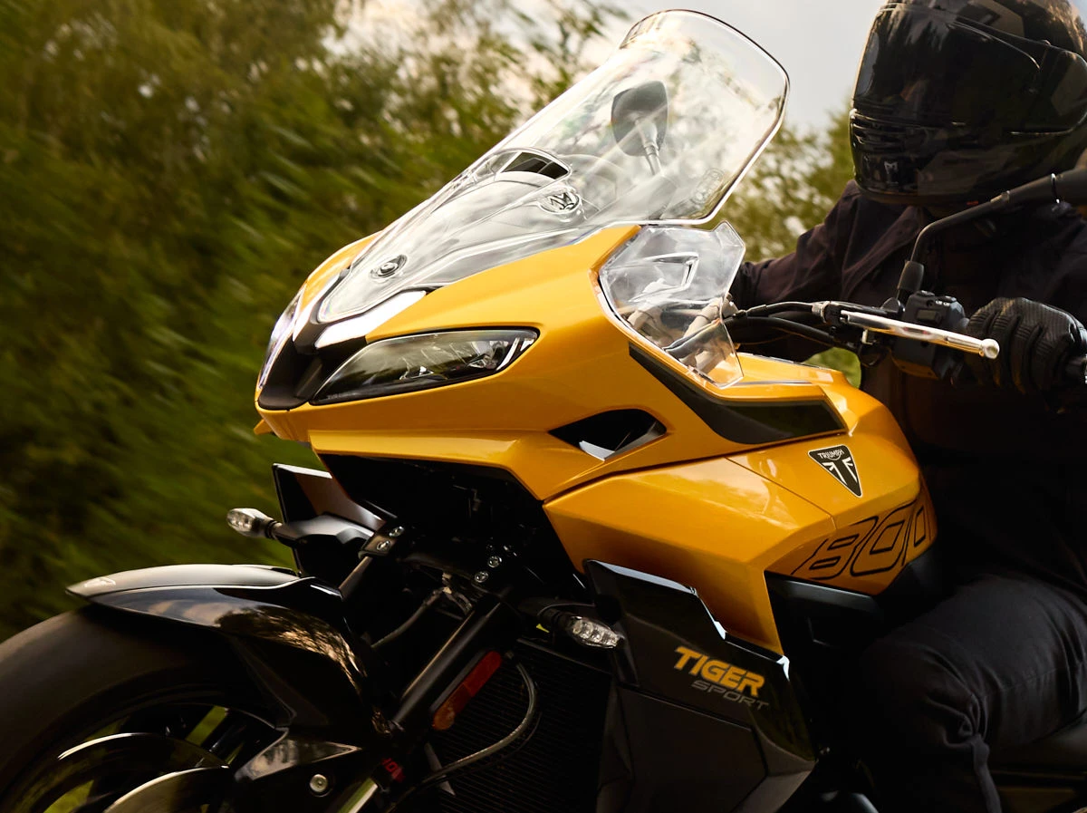 La partie avant d'une moto Triumph 800 Tiger Sport 2027 jaune
