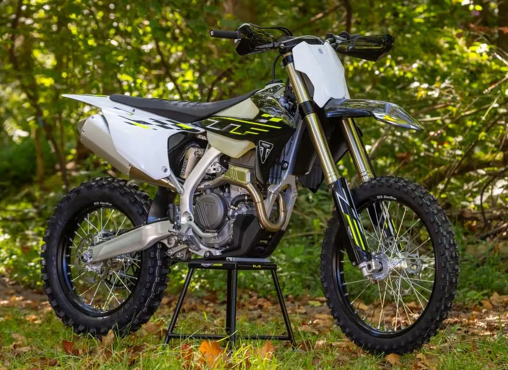 Une Triumph TF 250-C dans la forêt