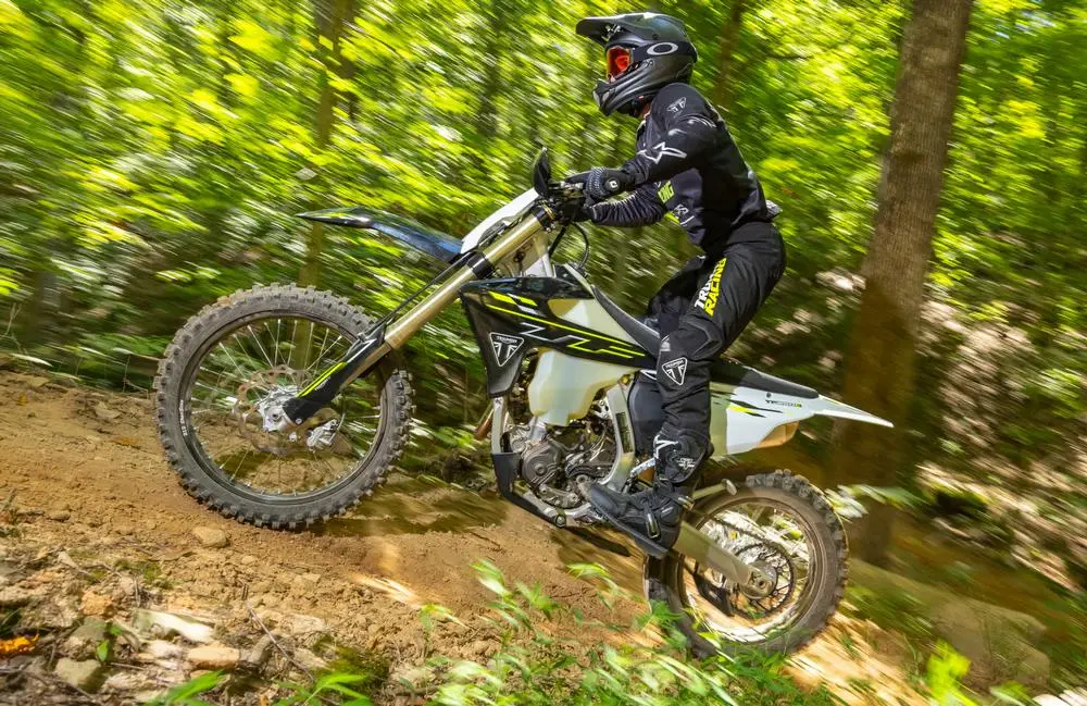 Une Triumph TF 250-C dans la forêt