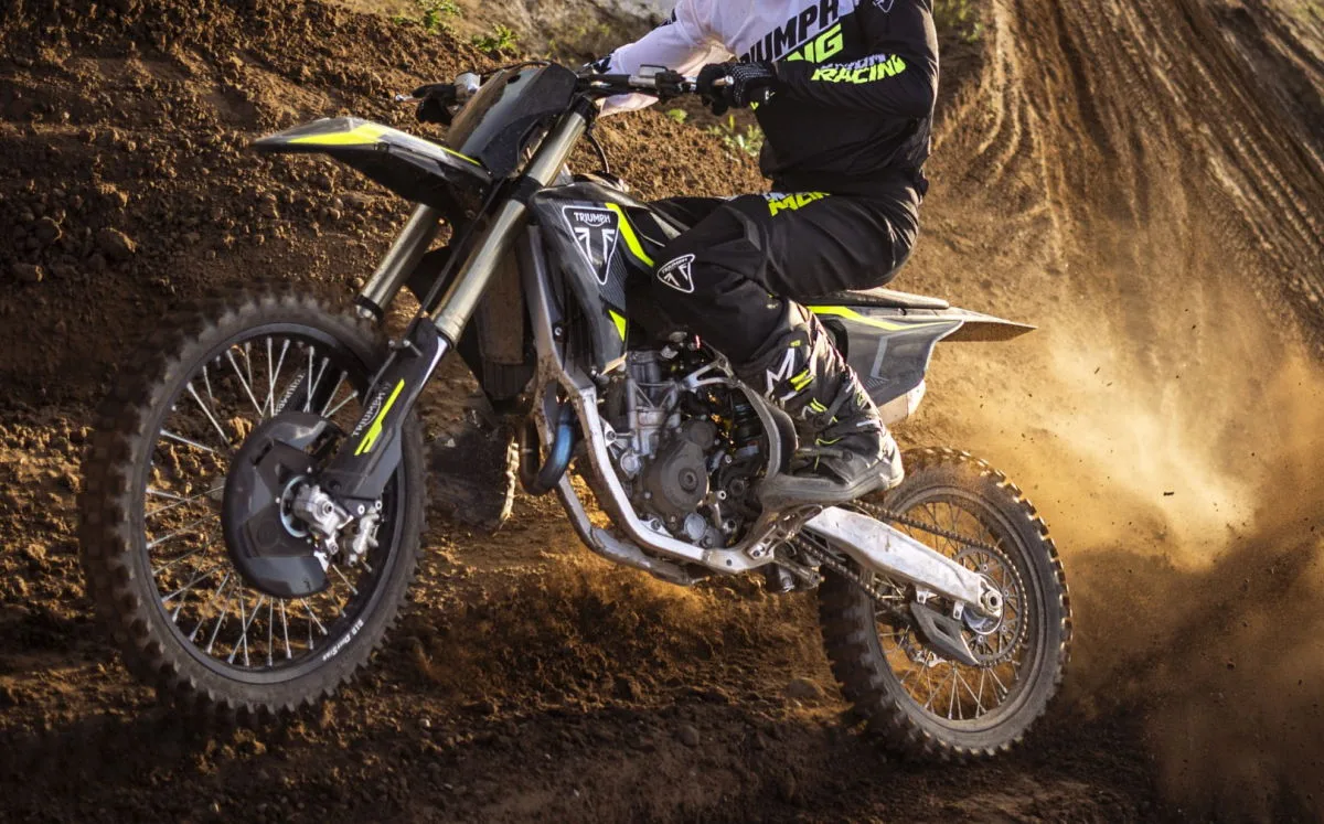 Une moto Triumph TF 250-X de 2027 sur un terrain de cross