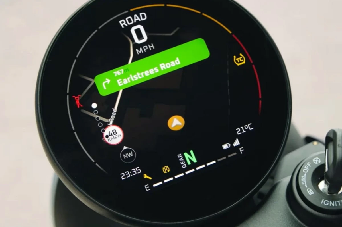 Un compteur avec une carte de navigation GPS d'une moto Triumph 400 Bonneville T40.