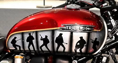 Foto de perfil del 1200 Bonneville T 120 "Elvis Presley" 2024 en color rojo.