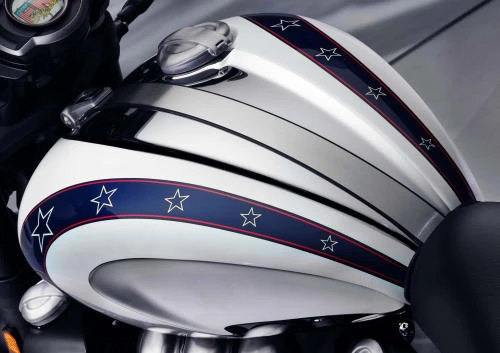Foto de perfil del 2500 Rocket III GT Evel Knievel Limited Edition 2025 en color blanco / azul.