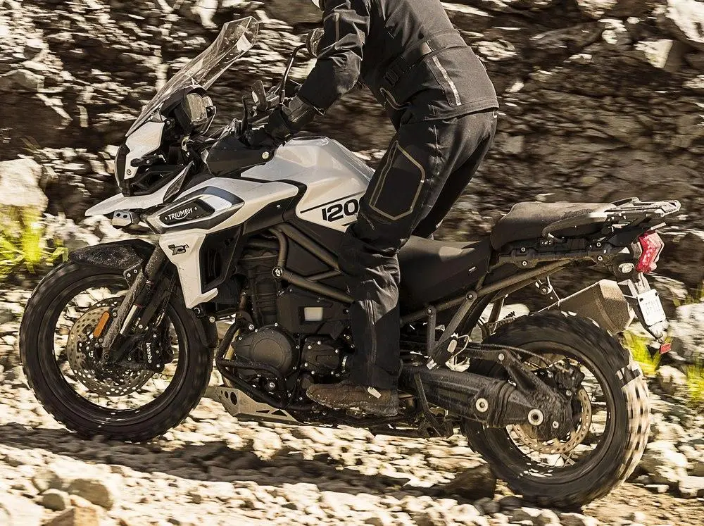 Una moto Triumph 1200 Tiger XCa del año 2018.