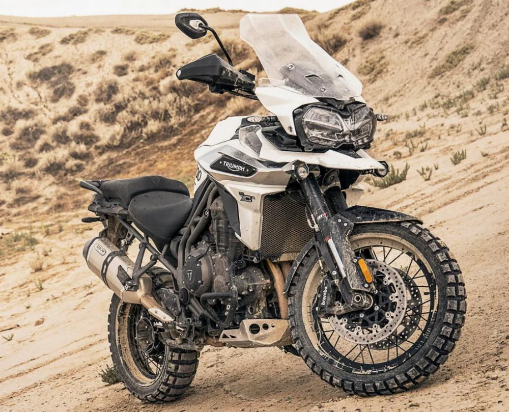 Una moto Triumph 1200 Tiger XCa del año 2021.