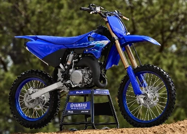 Une Yamaha YZ 85 de 2027 bleue sur un tabouret de stand