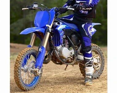 Une moto Yamaha YZ 65 sur un terrain de cross