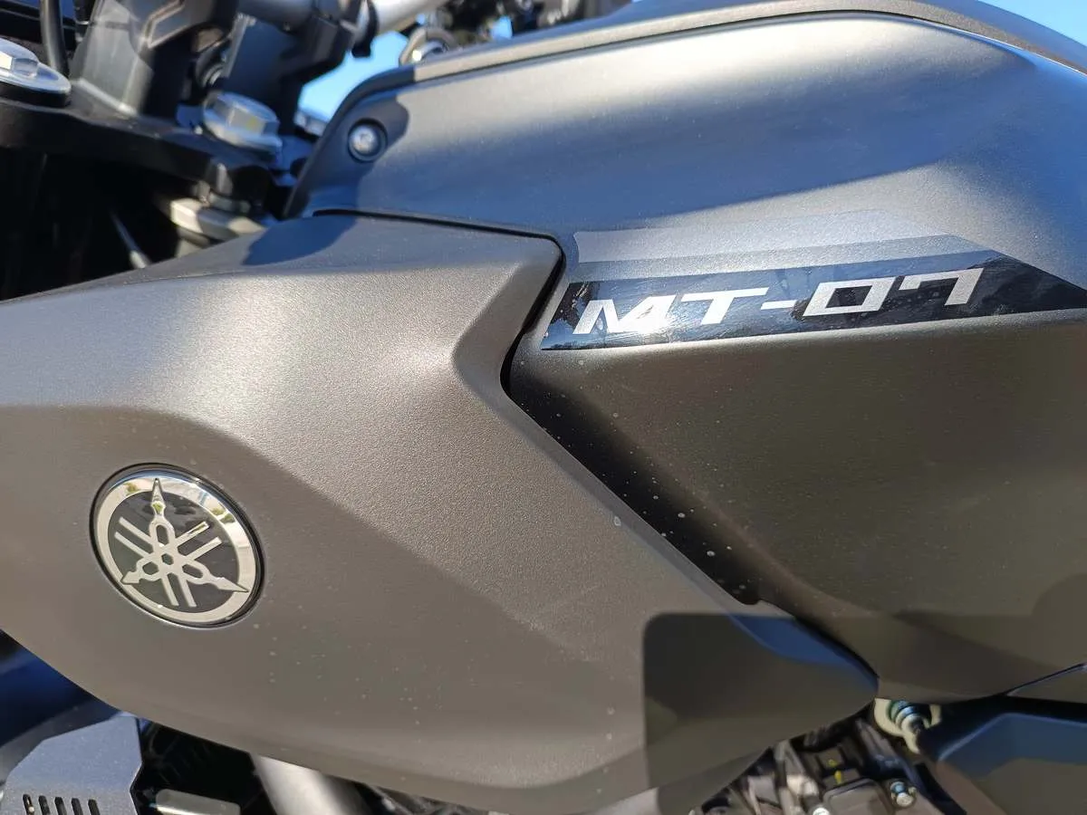 Zoom sobre el depósito el logotipo MT-07