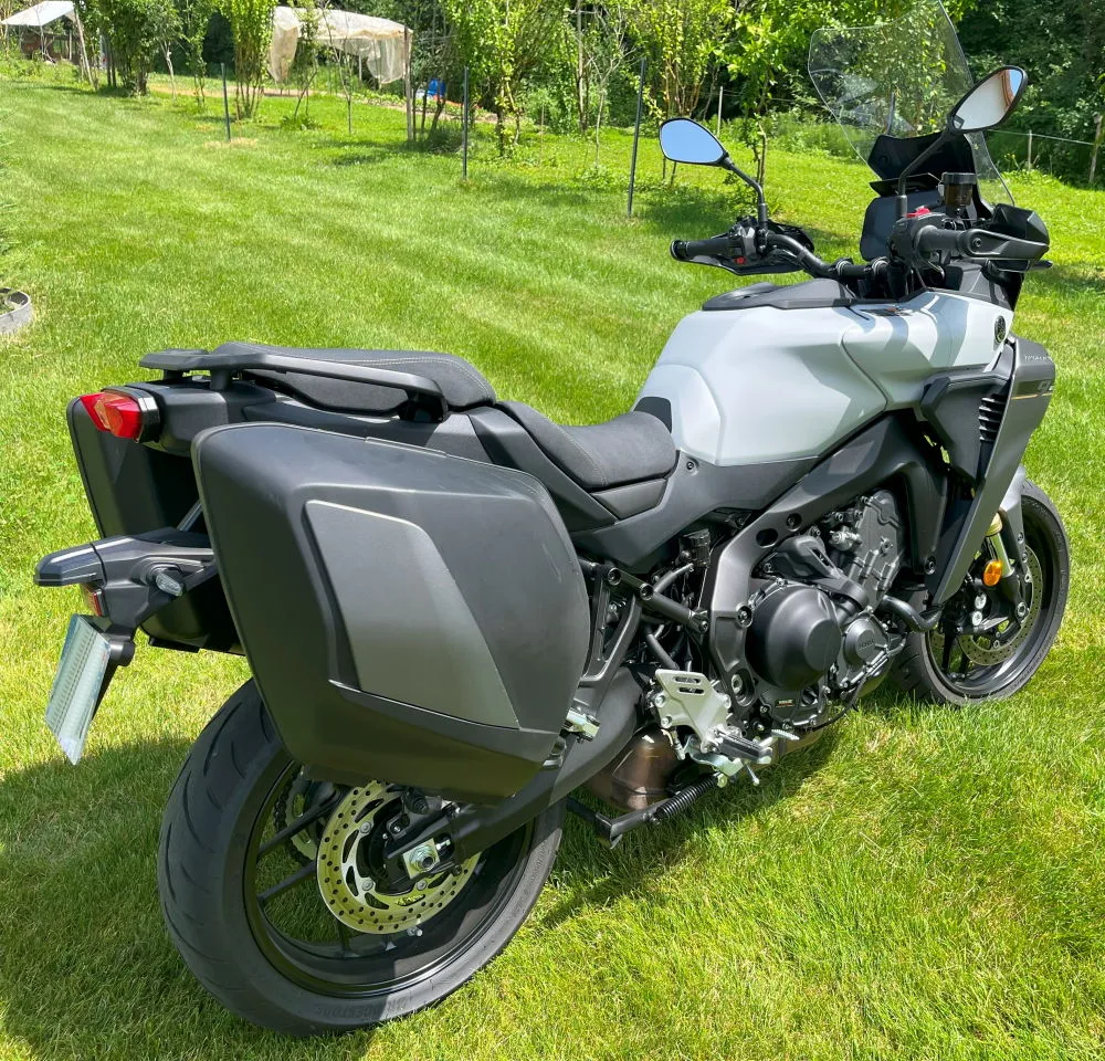 Vue de coté de la Yamaha 900 Tracer 9 GT