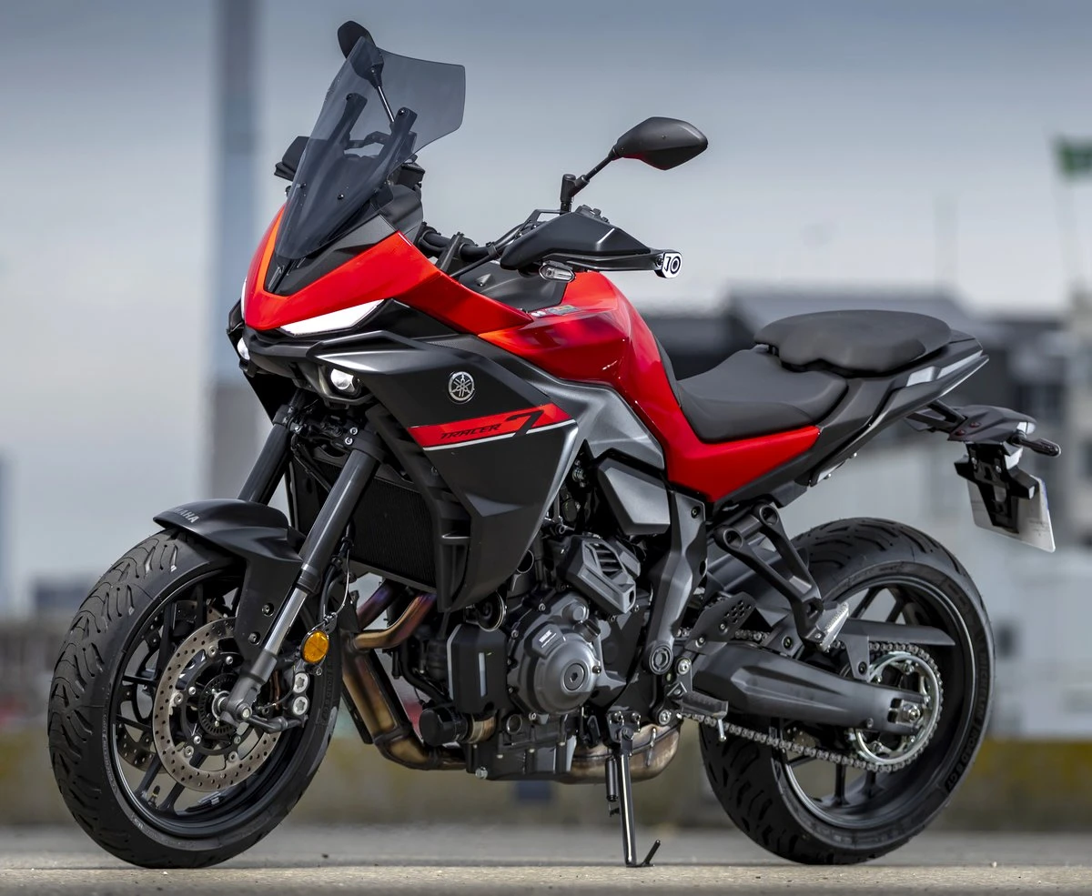 Une Yamaha Tracer 7 rouge 