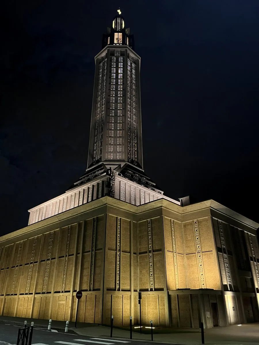 L'église Saint-Joseph du Havre éclairée la nuit