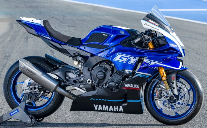 Une Yamaha R1 GYTR avec beaucoup plus de pièces