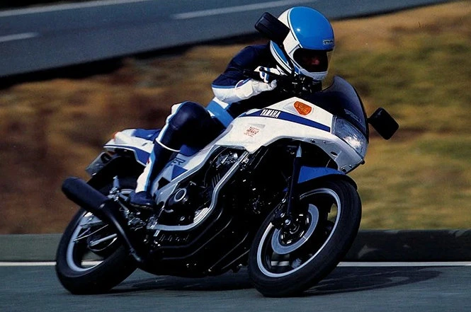 Une moto Yamaha FZ 250 Phazer sur circuit