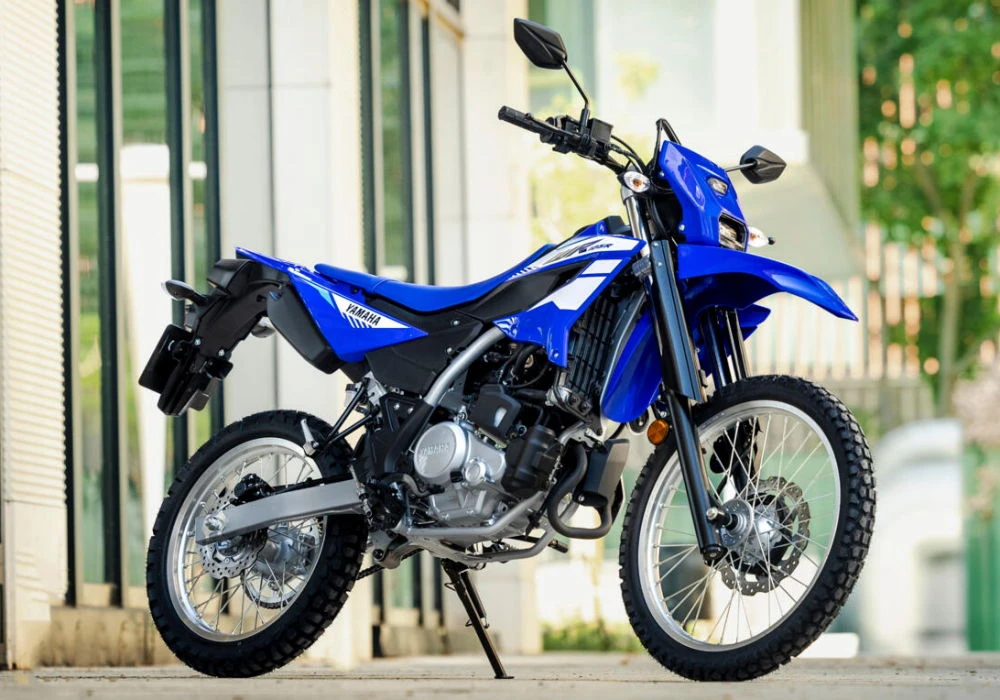 Une Yamaha WR 125 R 2026 garée en ville