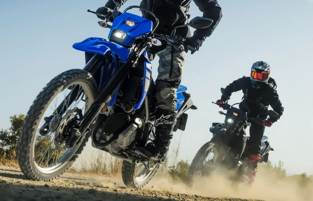 Deux Yamaha WR 125 R 2026 sur une route caillouteuse