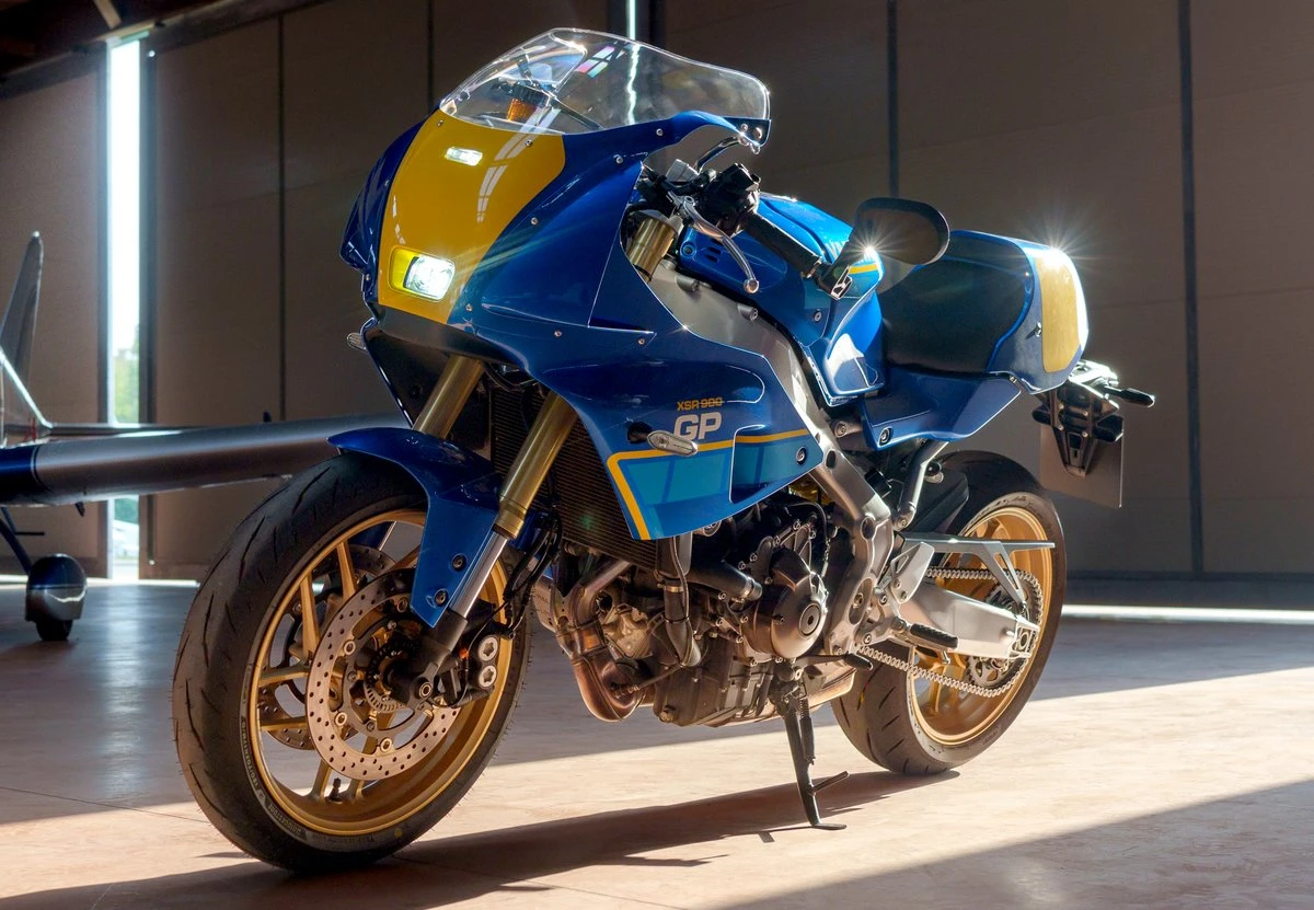 Une Yamaha XSR 900 GP avec le coloris Legend Blue dans un hangar d'avion