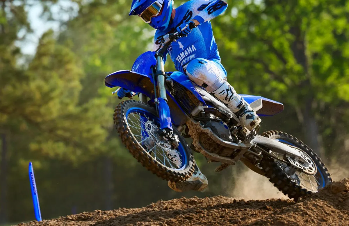 Une Yamaha YZ 450 F de 2027 sur un terrain de cross