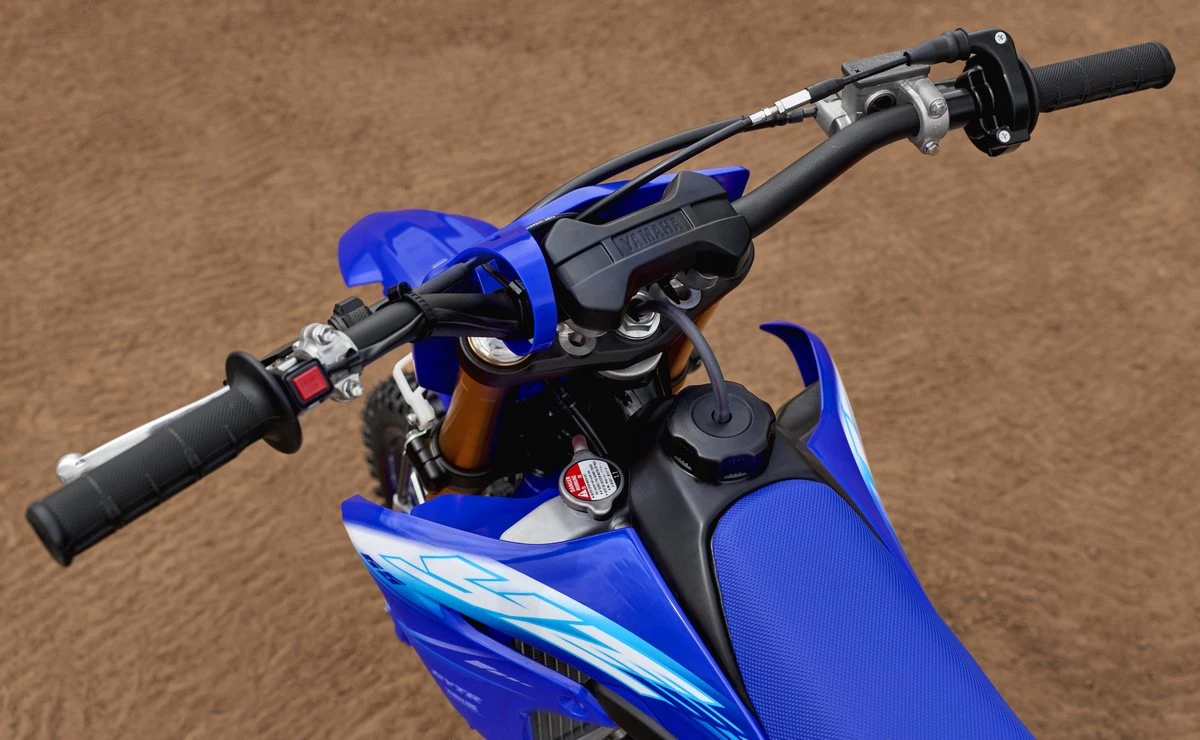 Le guidon et la partie avant d'une Yamaha YZ 65.