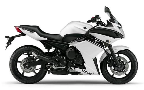 Foto de perfil del XJ6 600 Diversion F 2015 en color indefinido.