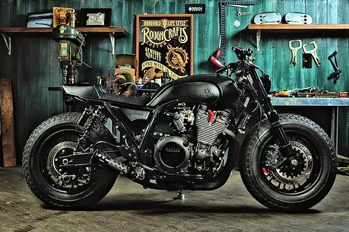 Foto de perfil del XJR 1300 Yard Built -Guerilla Four- 2015 en color indefinido.