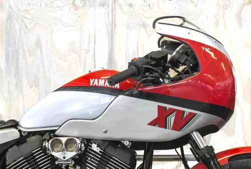 Foto de perfil del XV 950 Yard Built Pure Sports 2014 en color indefinido.