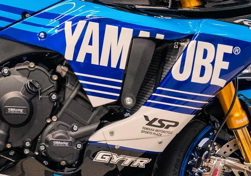 Foto de perfil del R1 1000 YART Suzuka 8H Replica Edition 2024 en color negro / azul.