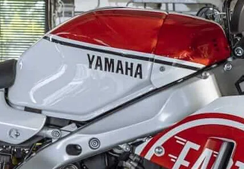 Foto de perfil del XSR 900 GP Yard Built - Back to the Paddock - 2024 en color rojo / blanco.
