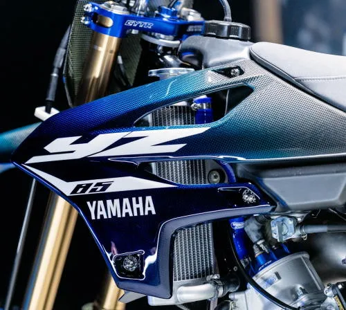 Photo de profil de la YZ 85 Édition Carbone 2025 en couleur bleu / noir