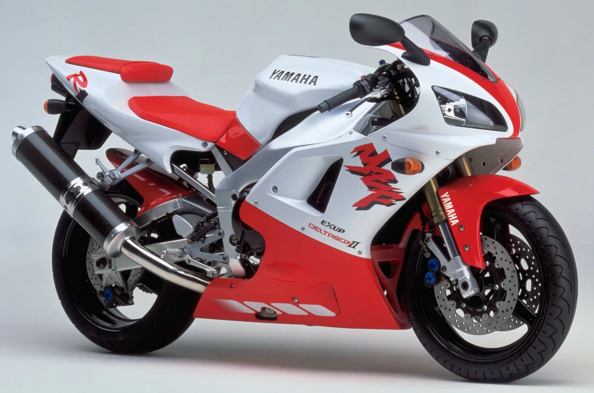 Una Yamaha 1000 YZF-R1 de 1998 en rojo y blanco